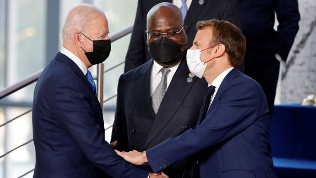 В телефонен разговор Джо Байдън и Еманюел Макрон обсъдиха координацията