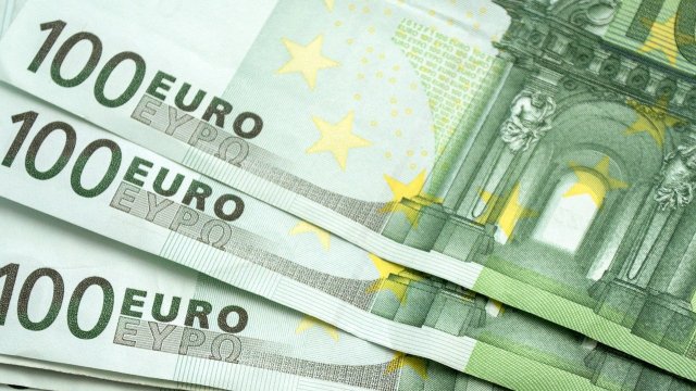 Парите са открити в кухината на подлакътник разположен между задните