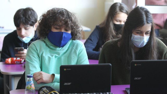 Повече от половината ученици в България изучават професия след VII