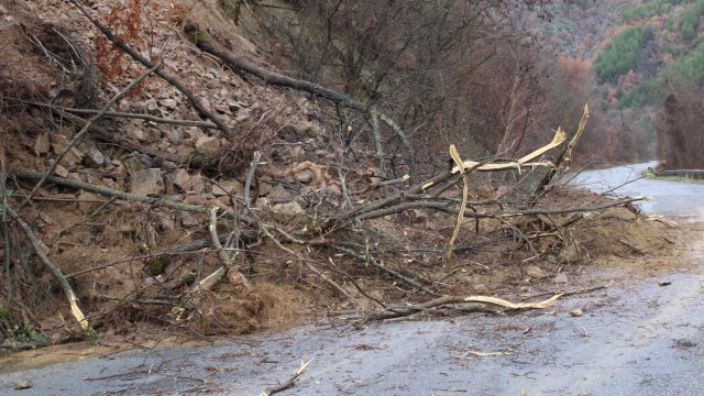 Движението по пътя Белица Лъки е временно ограничено в