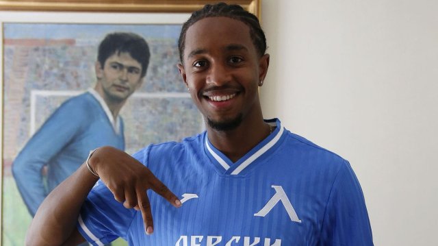 "Левски" подписа договор за три сезона с 20-годишния полузащитник и