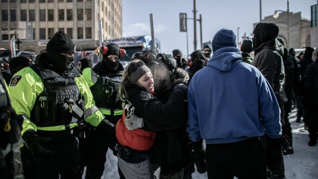 Полицията в канадската столица Отава арестува около 100 души по