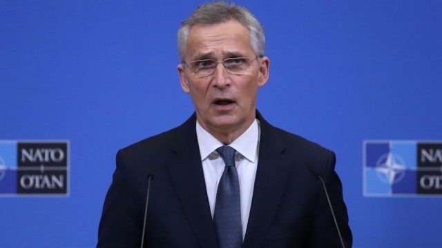 НАТО ще подкрепя Украйна но няма да се намесва във