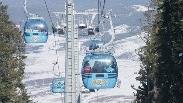 Оживен ски център през зимата тих и почти заспал през