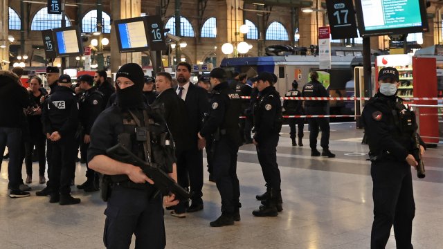 Поне 6 души са ранени при нападението с нож на