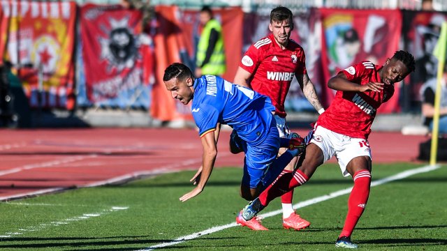 Елитен френски клуб проявява сериозен интерес към левия защитник на