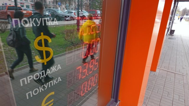 Рублaтa ce покачи до най високото си равнище от близо 5