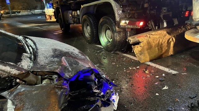 Кола се заби в снегорин в София Инцидентът е станал