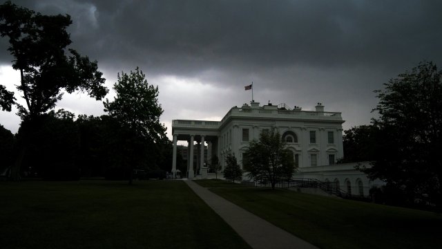 Двама души поразени от мълния близо до Белия дом снощи