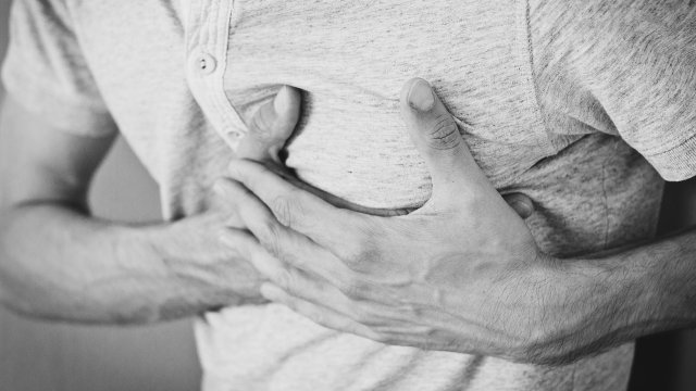 Наличието на болка в сърдечната област може да има различен