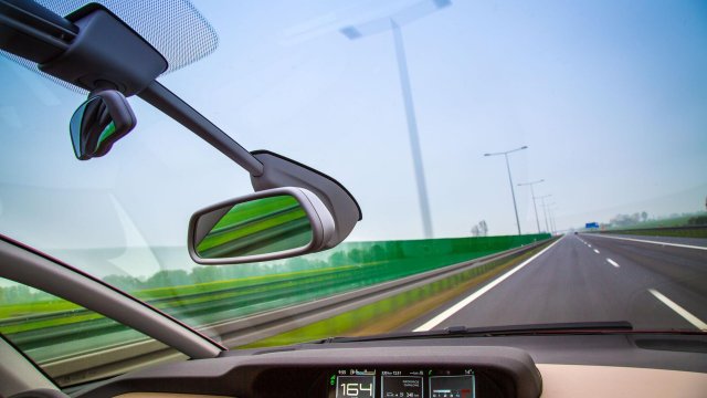 И миниатюрна пукнатина в предно стъкло може да доведе до огромно