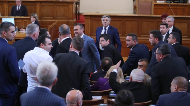 Продължилото близо 18 часа заседание на правната комисия на което