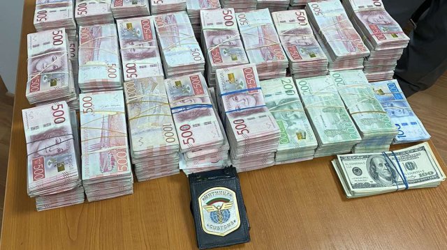 Митнически служители от ТД Митница Русе откриха недекларирана валута с левова