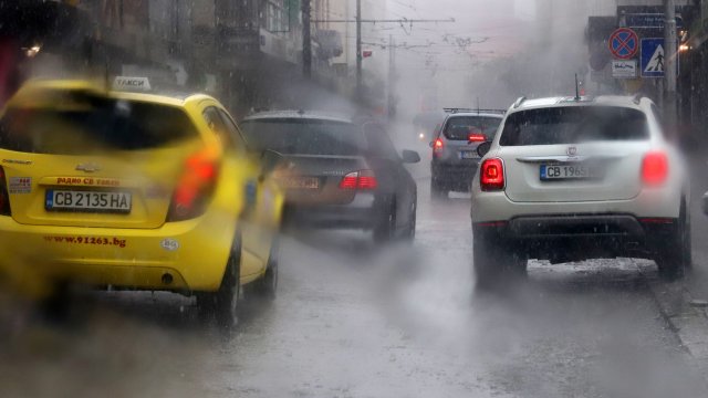 Мощна гръмотевична буря удари София В същото време силни гръмотевици раздираха