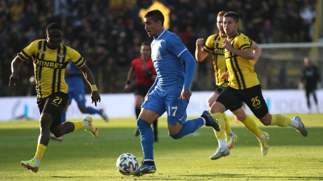 Левски надви Ботев Пловдив с 2 0 във вълнуваща среща от