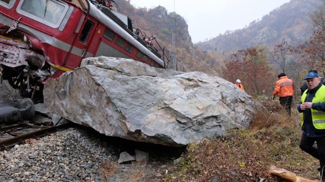 Пътнически влак се удари в паднали скали по подбалканската линия