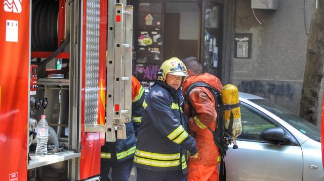 Пожар гори в жилищна сграда на ул Места в ж к