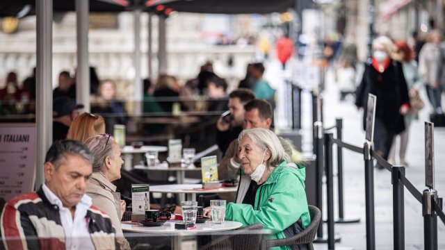 От днес в Австрия отпада изискването заведенията да затварят в