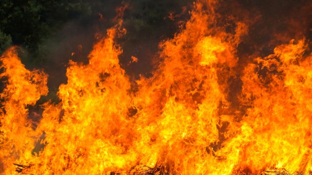 Пожар е обхванал къща в симитлийското село Полена Към мястото