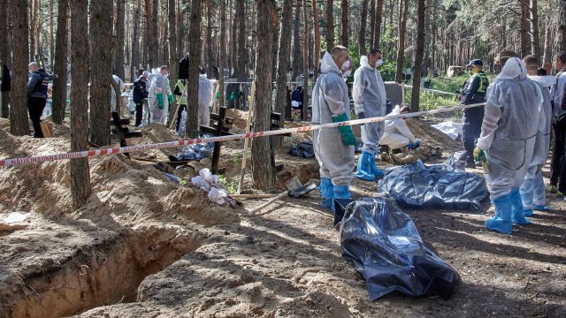 Нови два гроба за масови погребения с телата на стотици