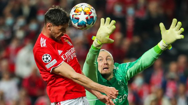 Бенфика и Аякс не излъчиха победител в първи осминафинален мач