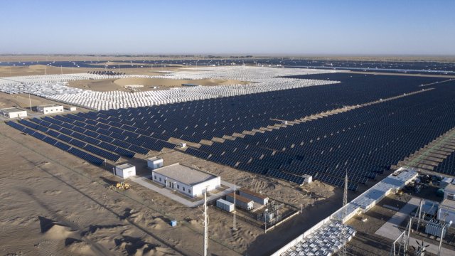 До края на 2022 година около половината от енергийните мощности