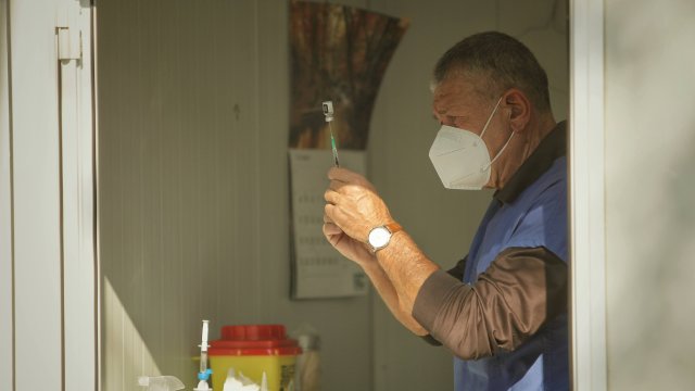 През почивните дни желаещите да се имунизират срещу Ковид 19 могат