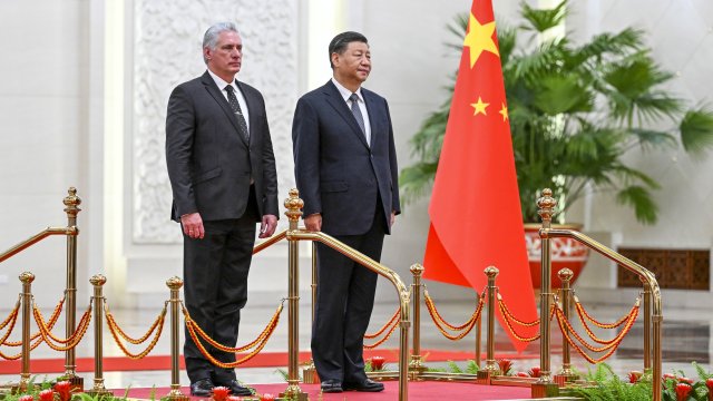 В сградата на парламента генералният секретар на ЦК на ККП