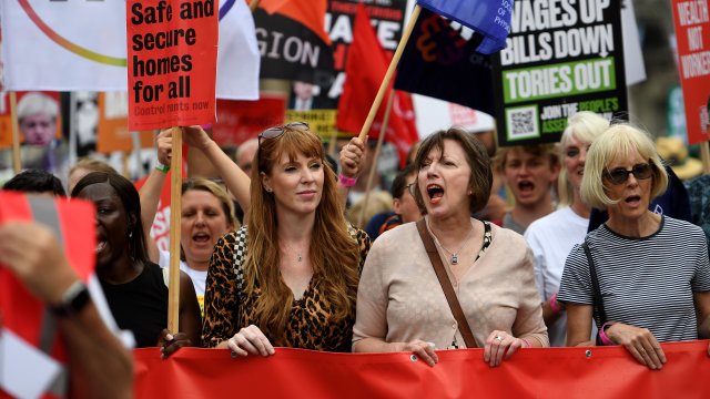 Десетки хиляди хора протестираха в центъра на Лондон с призив