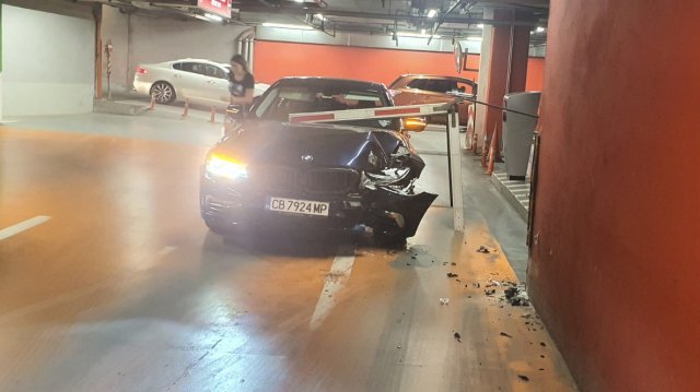 Инцидент в столичен мол Бариера на паркинга падна върху преминаващ автомобил  Инцидентът