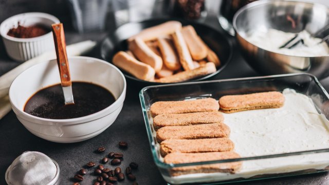 Продукти 1 голямо руло бутер тесто разделено на 2 части или 2