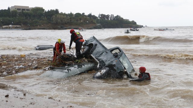Една жертва и един в неизвестност след циклон с проливни