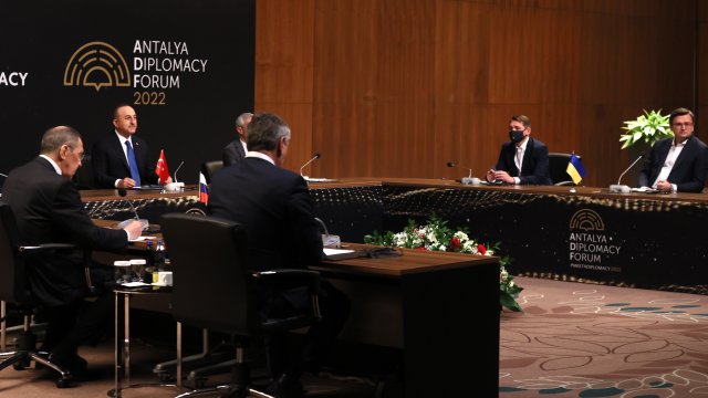 Министрите на външните работи на Турция, Украйна и Русия се