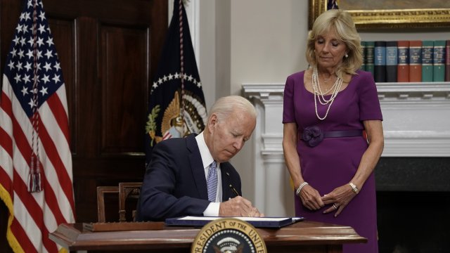 Американският президент Джо Байдън подписа законопроекта за контрол върху оръжията