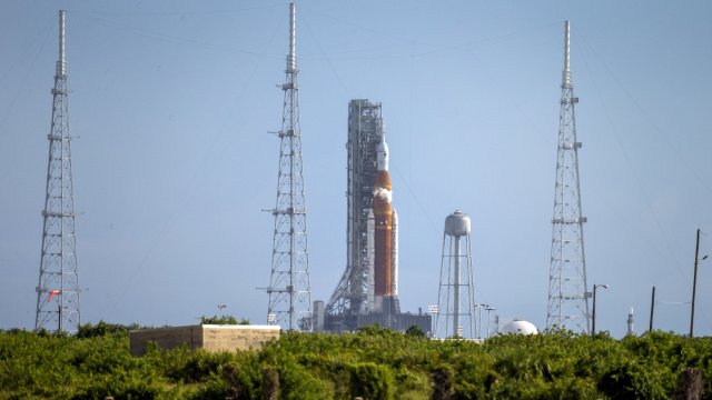 НАСА подменя протеклите уплътнения на лунната си ракета на стартовата