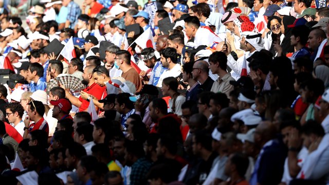 Китайската държавна телевизия изрязва близките кадри на фенове без маски