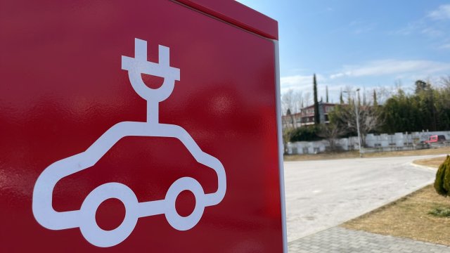 Десет зарядни станции със 17 точки за електрически превозни средства