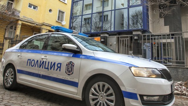 Двама полицаи са загинали след като бус с мигранти блъсна