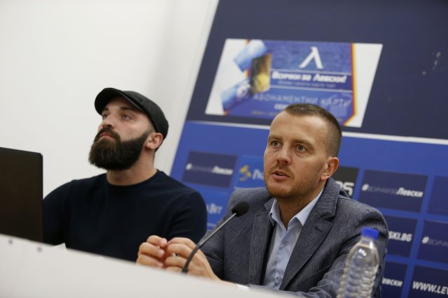 След провелата се среща между ръководството на Левски и феновете