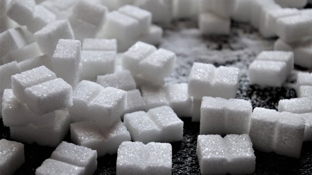 Сипваме си по малко захар в кафето Ръсим по малко