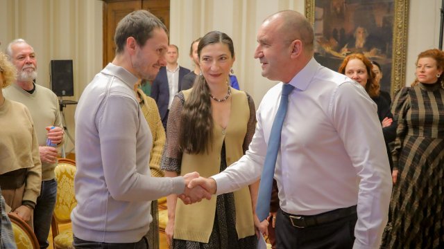 Позитивно е че въпреки проблемите актьорският състав на Народния театър