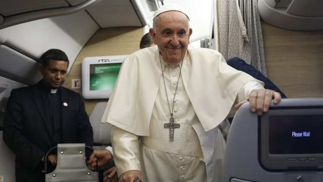 Папа Франциск се завърна от посещението си в Канада В