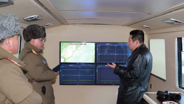 Двама души са убити след като ракета изстреляна при пореден