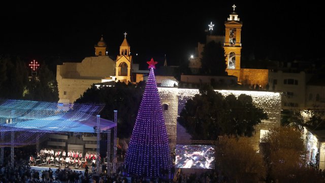 Традиционните празненства започнаха днес в Йерусалим като процесия потегли за