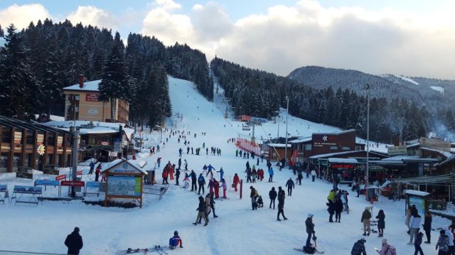 Най големите и нетърпеливи любители на зимни спортове откриха официално ски