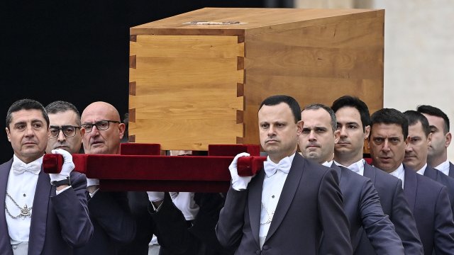 Броени дни след погребението на папа Бенедикт XVI ще се