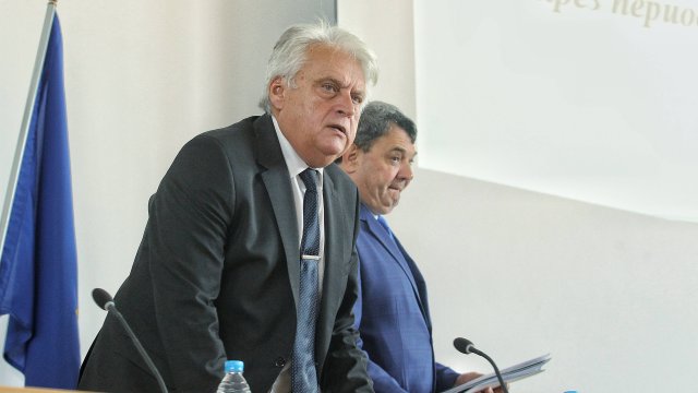 На изслушване вчера в парламентарната комисия вътрешният министър Бойко Рашков