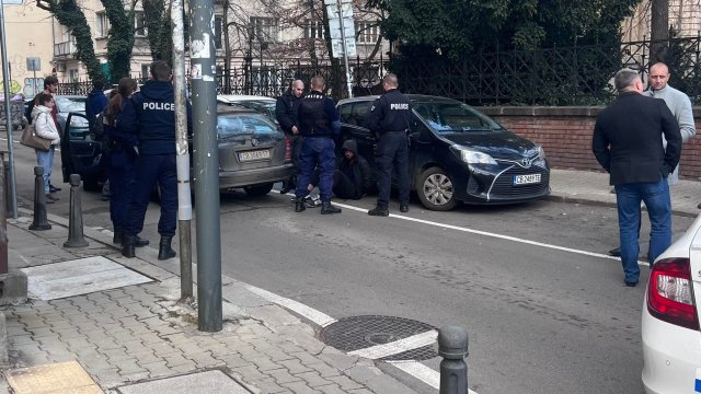Десетки полицаи задържа двама души които отказали да спрат на