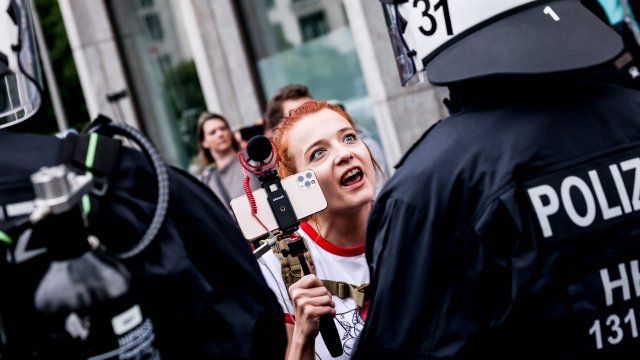 Нискообразовани и с крайнодясно мислене Пред имунизационните центрове в Берлин отново