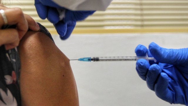Повечето ваксини подобряват имунните реакции при напълно ваксинираните хора след